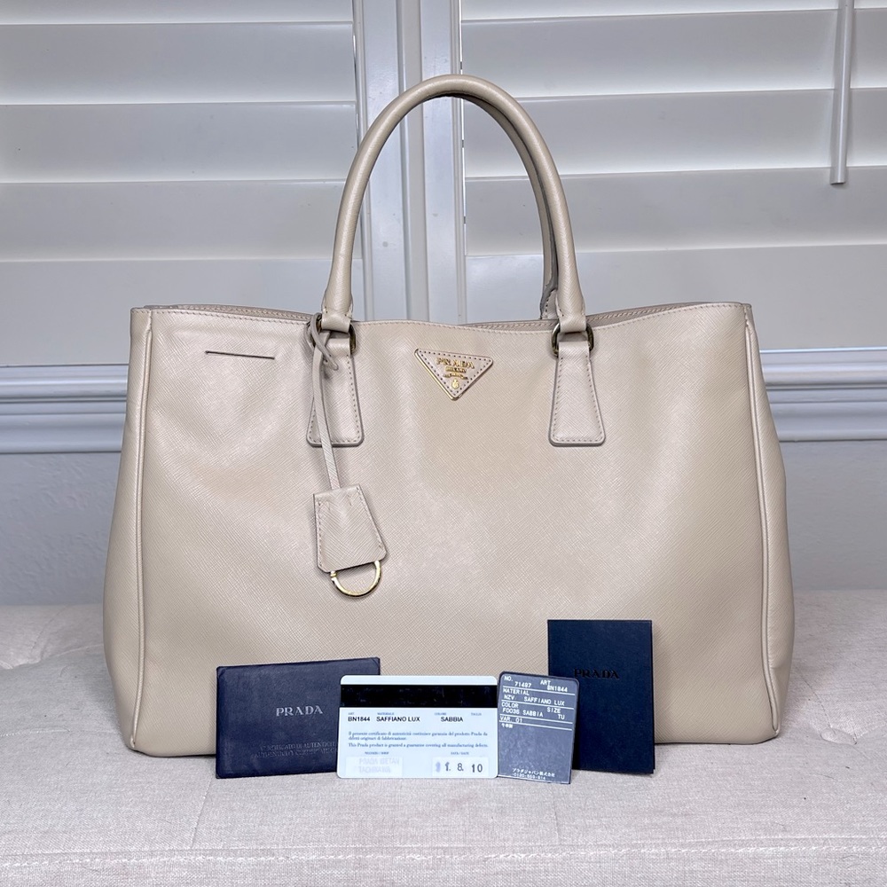AUTH 🩷 Prada Lux Galleria Saffiano leather tote in light beige